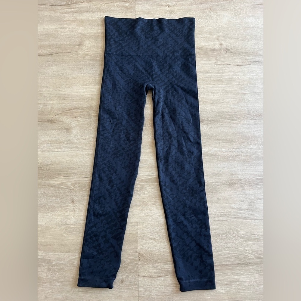 Spanx Leggings Women's Large Geometric Look At Me Know Seamless Cropped